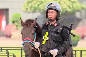 越南警察机动部队的骑警接受检阅视频封面