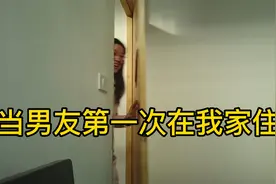 小伙第一次在女友家住，半夜上厕所就发现了大问题，赶紧把门修好