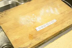 再脏的菜板，只需撒上一把它，黑渍霉斑一擦就掉，好方法赶紧学视频封面