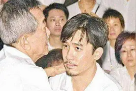收梁朝伟为干儿子，半个娱乐圈都拜他，白龙王为何4次拒见刘嘉玲视频封面