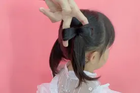 蝴蝶结双丸子头发型教程，这样扎简单又可爱，你学会了吗？