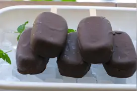 自制巧克力脆皮雪糕，咬一口嘎嘣脆，做法简单，比买的好吃还放心视频封面