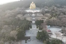 航拍济南千佛山弥勒胜苑，一尊金色的大肚弥勒佛端坐山中视频封面