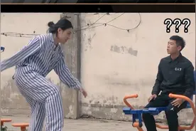 东北小伙假装精神病，搭讪到胆子超小的人~全程爆笑停不下来！视频封面