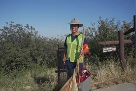 50多岁高山环卫工，每天满山寻垃圾，他们的内心是怎么想的视频封面