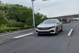 帕萨特竟然也带电了！油耗仅1.6L，动力还贼稳，试驾体验后真香