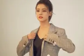 日本女演员藤井美菜的拍摄花絮，职业装很有女总裁气质，美呆了视频封面