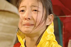 双胞胎姐妹却有着截然不同的待遇，只因她们不是同一个母亲生的视频封面