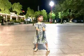 4岁小女孩跳跳广场舞，有模有样，乐坏了奶奶！