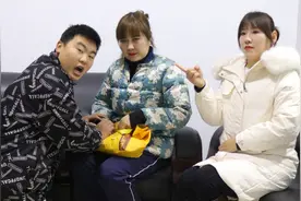 儿子撵走母亲给丈母娘腾地方，母亲束手无策找上经理，结局太解气视频封面