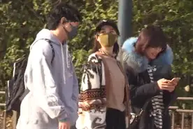 吴奇隆带儿子探班刘诗诗 享受亲子时光游迪士尼 变霹雳虎逗儿子视频封面