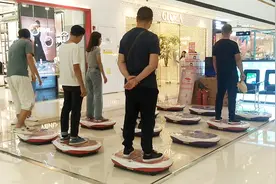 小伙体验震动减肥机，感觉全身肉肉在跳动，真的有效果吗？视频封面