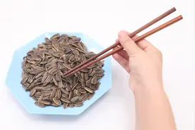 剥瓜子谁还用手？只需一双筷子就搞定，一分钟轻松剥一大吧！视频封面