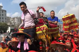 实拍小伙用银针穿过嘴巴，大街游行，徒步十里场面热闹壮观视频封面