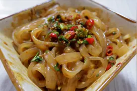 宽粉新吃法，一道麻酱流汁宽粉，呲溜一口就是一大碗，太过瘾了！视频封面
