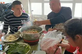 农村姑娘回娘家，老弟火锅招待？亲亲热热一家人视频封面