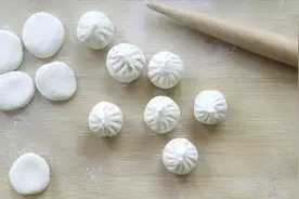 包子总包不圆？面点师教你捏包子的正确手势，包子圆又好看视频封面