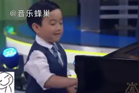 在美国综艺节⽬上⼤⽕的四岁钢琴神童长大了，这次他又带来了什么视频封面