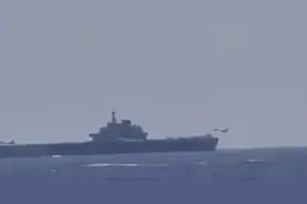 美军拍到辽宁舰飞行训练画面：歼-15舰载机平稳降落视频封面