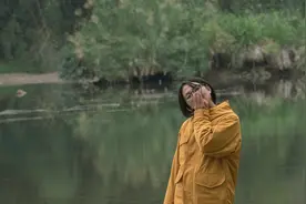 年轻人间歇性佛系躺平。视频封面