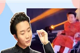 44岁李玉刚身体惹担忧！后台坐轮椅，曾被拍拄拐，今病情加重？视频封面