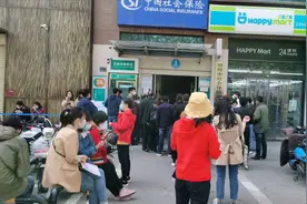 郑州市民抱怨跑社保局排不上号？局长回应：百姓办完事再下班！视频封面