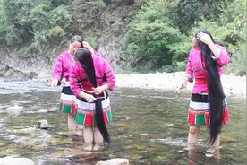 骇人听闻！女子蓄发25年发长1.93米，洗发一次耗费半瓶洗发水视频封面