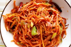 山西妈妈教你这样炒胡萝卜最好吃，炒熟加点醋，这个味绝了！