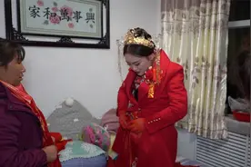 漂亮的新娘出闺阁了，为啥新娘穿的里三层外三层，青海人讲究厚实