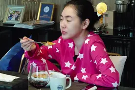 明星因屁“一炮走红”，毫无征兆撅起屁股就放，这“气场”绝了