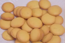 这才是蛋黄小饼干最好吃的做法，酥脆香甜，做法简单，孩子超喜欢视频封面