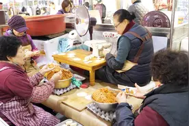 韩国做了几十年饺子的大妈，这饺子皮的做法可有讲究，薄而不破视频封面