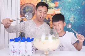 阿连用12瓶酸奶做水果捞，5种水果色彩斑斓，儿子吃得陶醉了