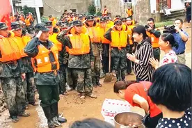实拍：村民送鸡蛋给抗洪官兵 战士们敬礼致谢 喊出的口号太感动！