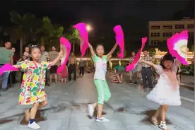 美丽的古港广场，3小女孩跳《最亲的人》音乐一响，几百观众围观视频封面