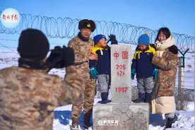 军嫂跨越3700公里到边关团圆 四岁双胞胎军娃终于和爸爸一起过年视频封面