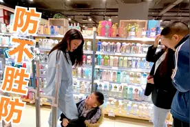 弟弟为了一个水杯，超市里当着众人面抱姐姐腿喊妈，姐姐当场懵了视频封面