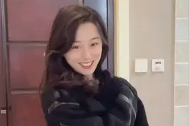 盘点沙雕女生名场面，看见小哥哥就扒开衣服看腹肌视频封面