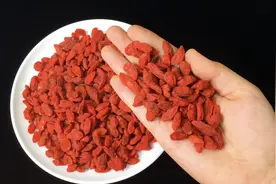 枸杞不要直接放冰箱，干货店老板教我保存方法，放一年不发粘视频封面