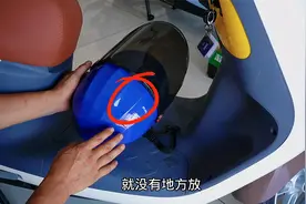 电动车头盔还能这样放在车上！这办法真是绝了，再也不怕弄丢了视频封面