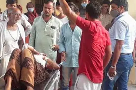 印度男子害怕妻子生女孩 用镰刀剖开妻子肚子检查 致使婴儿死亡视频封面