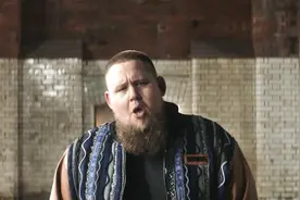 一个超级会唱歌的英国胖子，感觉就是男版阿黛尔视频封面