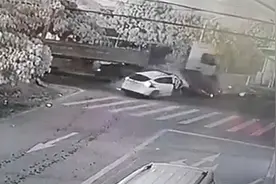 广东揭阳一白色轿车与大货车迎面发生猛烈碰撞 车头面目全非视频封面
