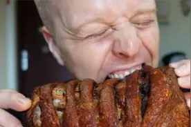 外国人第一次啃中国猪蹄，老外竟啃的如此熟练，场面实在是太逗了视频封面