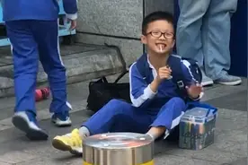 妈妈接儿子放学，眼前一幕让她心里五味杂陈：该不该接要不要喊视频封面