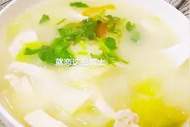 饭店里的白菜豆腐汤颜色奶白有什么窍门？只需一把虾皮就轻松搞定视频封面