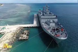 中国海军舰艇编队运送救灾物资抵达汤加视频封面