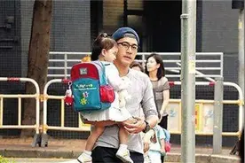 刘恺威接小糯米回家，抱住爸爸不撒手，网友：和杨幂分开是正确的视频封面