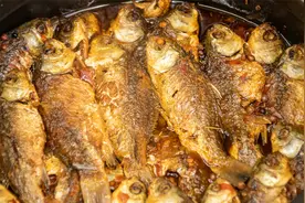 五香焖糟鱼怎么做骨酥肉烂？关键技巧是炸和焖，入口即烂好吃入味视频封面