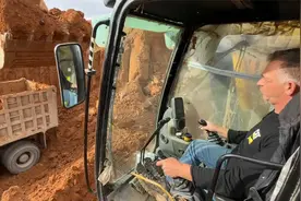 装载梅赛德斯和MAN卡车的卡特彼勒365C挖掘机-操作员视角视频封面